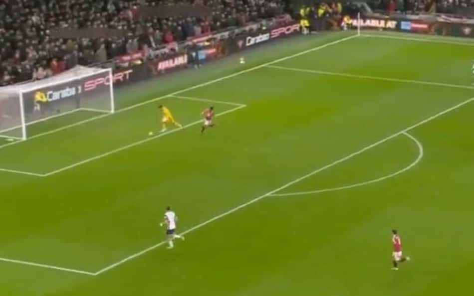 Goleiro do Tottenham quase entrega resultado e leva web à loucura: 'Fora de si'