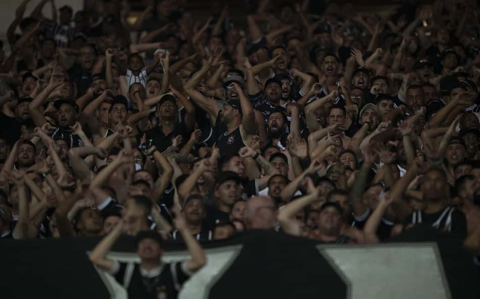 Torcida do Corinthians esgota ingressos para confronto com o Grêmio