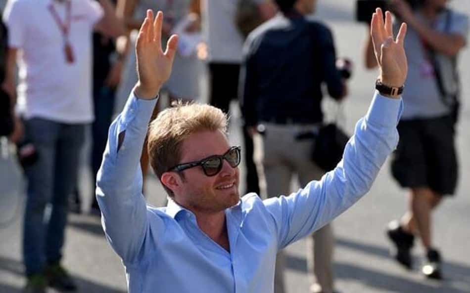 Rosberg critica traje vermelho de Hamilton em despedida da Mercedes: 'Inadequado'