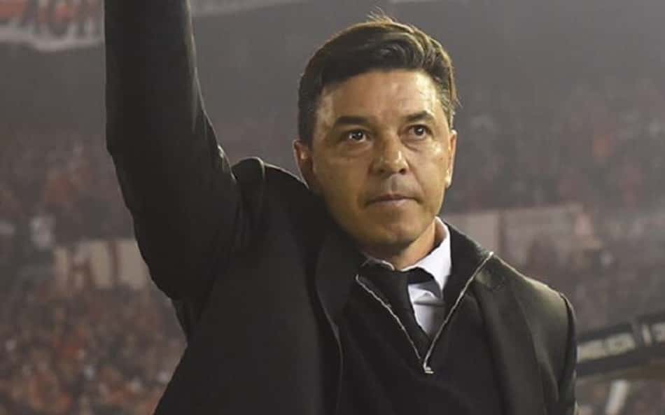 Torcida do River emociona técnico Marcelo Gallardo com homenagem ao pai