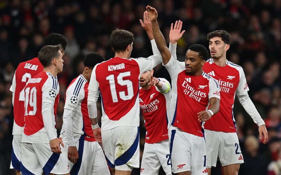 Jogador do Arsenal anuncia gravidez da esposa: 'Uma benção'