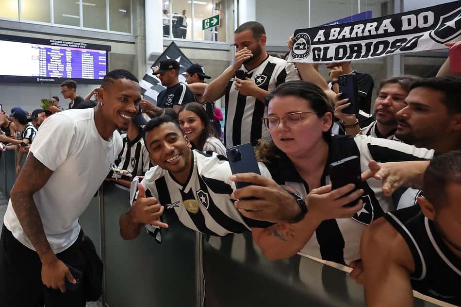 John, goleiro do Botafogo, é recebido por torcedores junto à delegação no Rio de Janeiro (Foto: Vitor Silva/Botafogo)