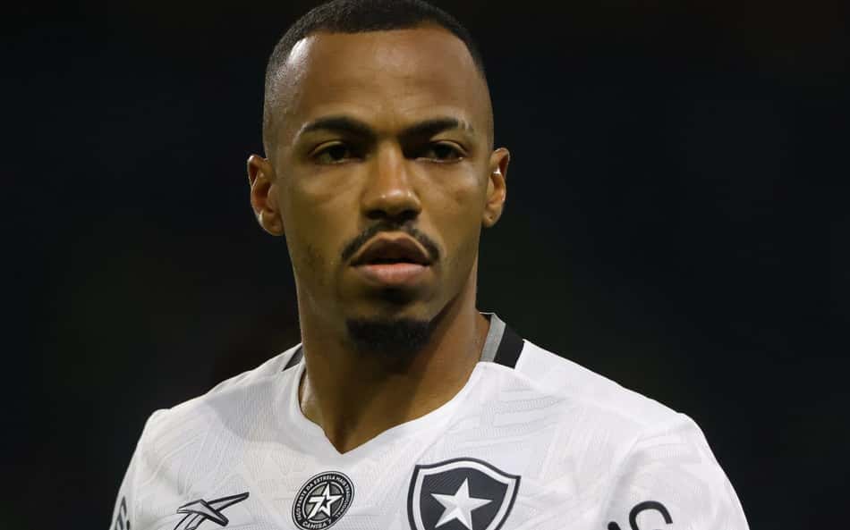 Marlon Freitas, do Botafogo, comenta importância do técnico e quebra silêncio sobre 'piscadinha'