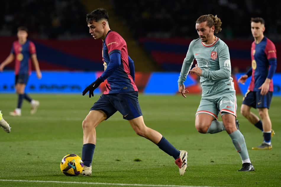 Pedri, do Barcelona, conduz a bola entre marcadores do Atlético de Madrid (Foto: Josep Lago/AFP)