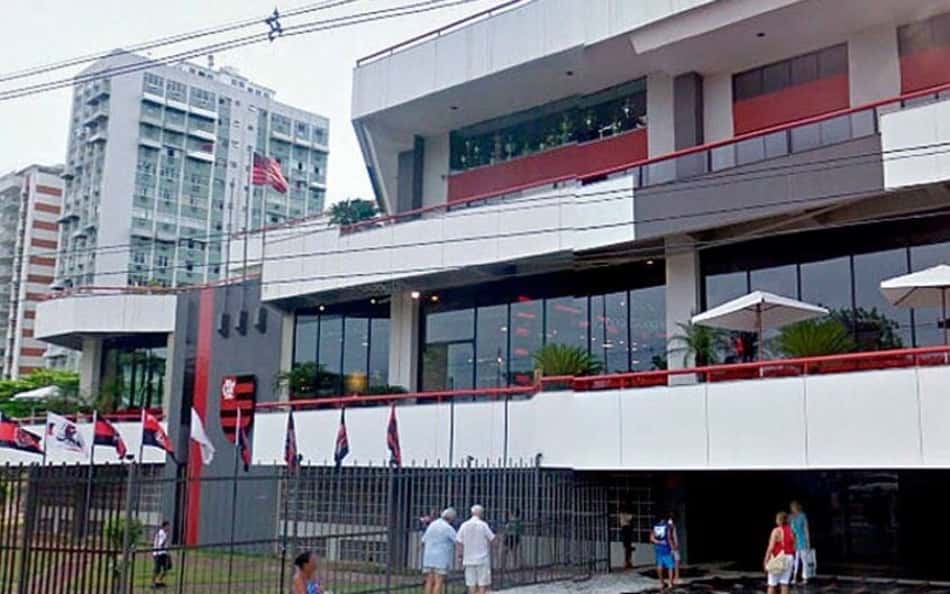 Candidato à presidência do Flamengo 'veste' gandulas e posa para foto no Maracanã
