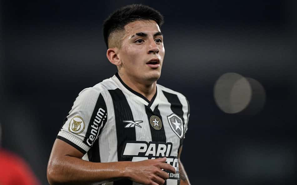 Campeão com o Botafogo projeta saída do clube em 2025: 'Não sei se continuo'
