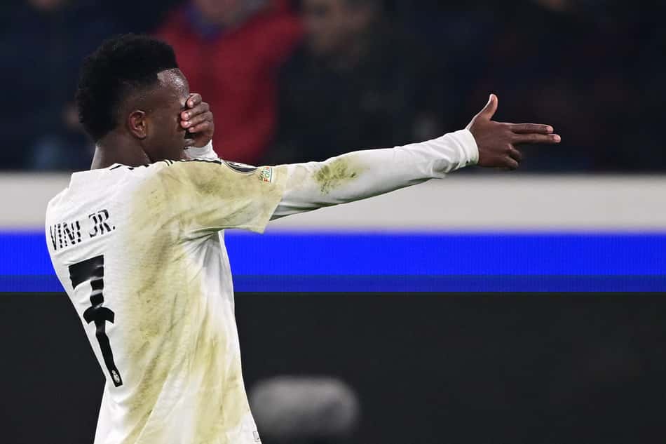Vini Jr. comemora gol em Atalanta x Real Madrid (Foto: Marco Bertorello/AFP)