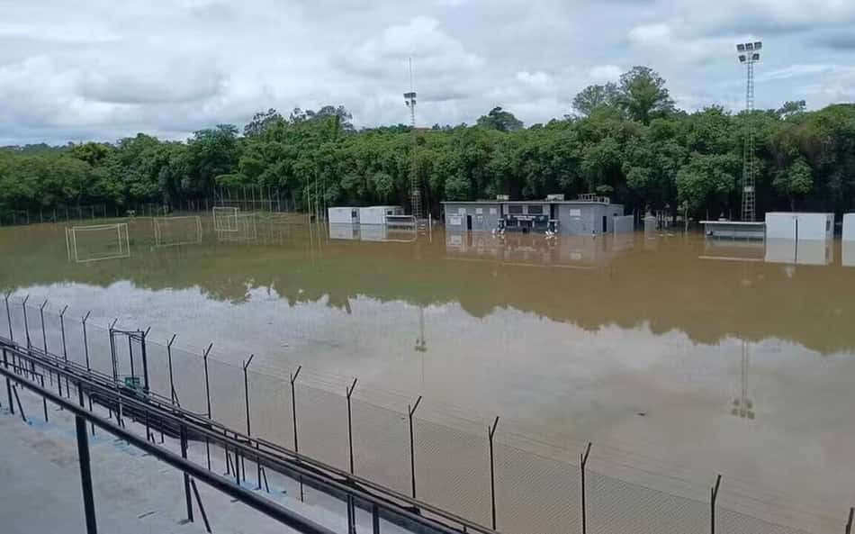 Estádio da Copinha fica alagado após chuvas em São Paulo; veja