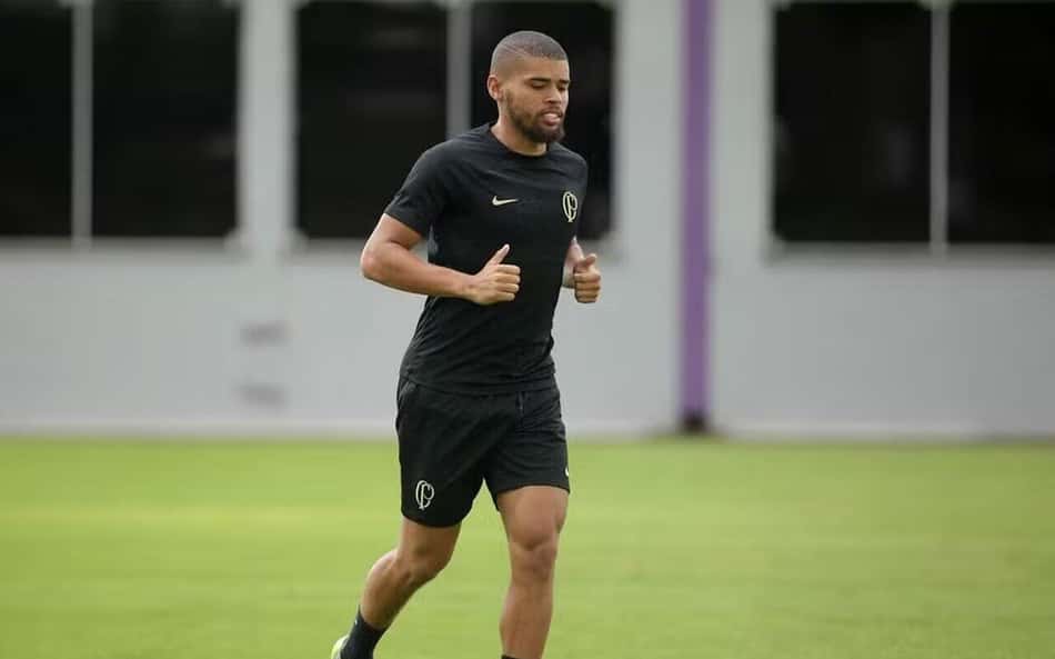 Lateral ex-Corinthians encerra carreira aos 23 anos