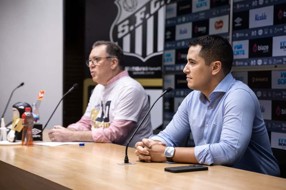 Novo CEO do Santos, Pedro Martins, ao lado do presidente Marcelo Teixeira