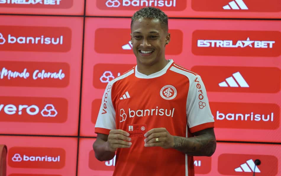 Vitinho é apresentado pelo Internacional: 'Maior oportunidade da minha carreira'
