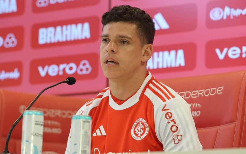 Ronaldo é apresentado pelo Internacional: 'Venho para brigar pelo meu espaço'