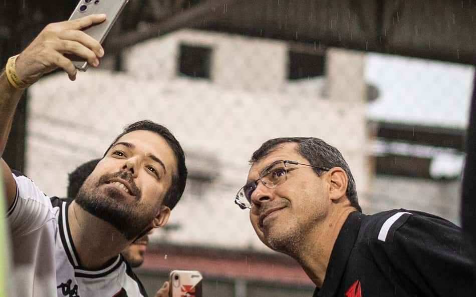 Carille analisa disputa por vaga entre titulares do Vasco: 'Não tem time definido ainda'
