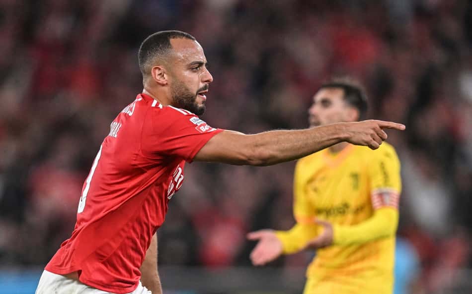 Atacante na mira do Flamengo chega a 100 gols no futebol europeu