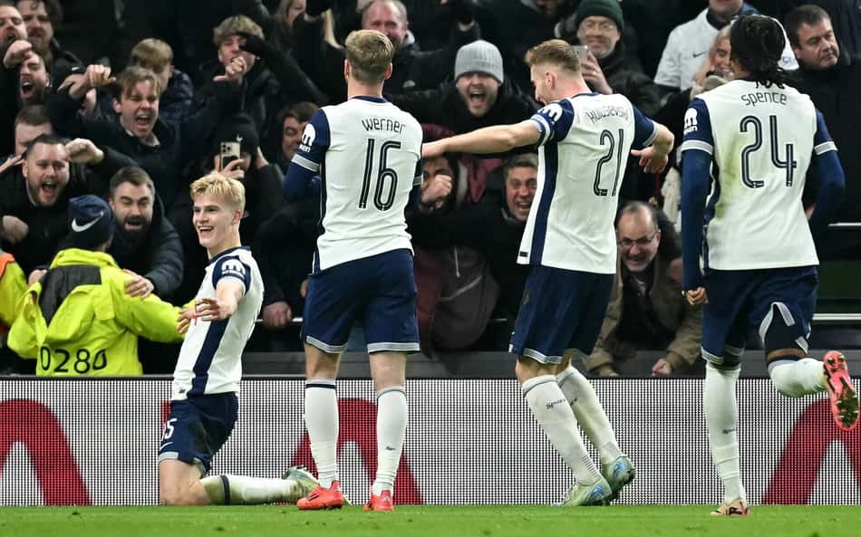 Tottenham marca no fim e vence o Liverpool na Carabao Cup