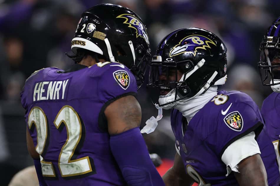 Derrick Henry e Lamar Jackson comemoram vitória do Baltimore Ravens na NFL