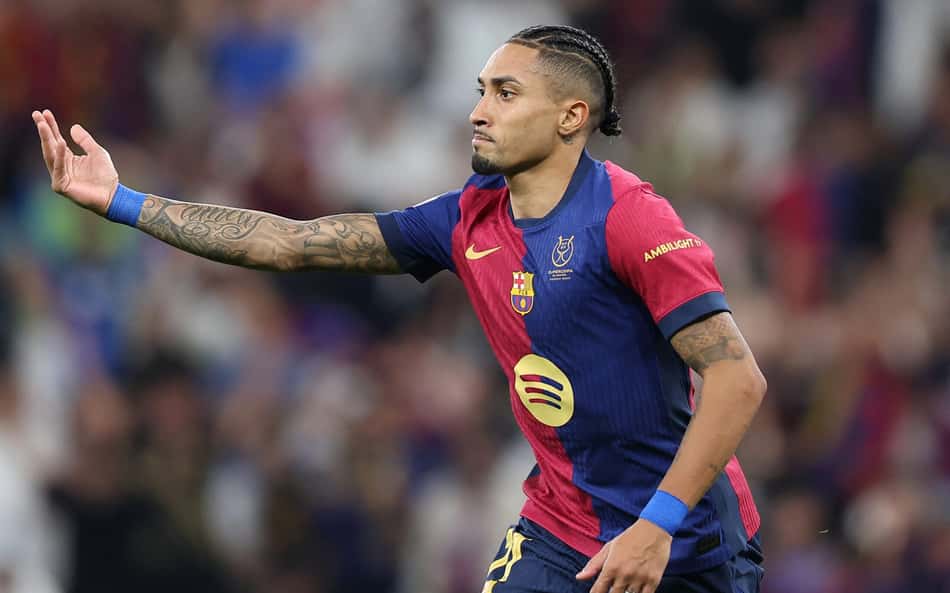 Gol 'sem querer' de Raphinha em Benfica x Barcelona quebra a web: 'Bizarro'