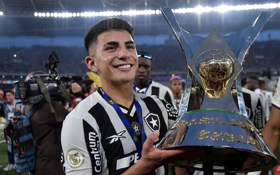 Thiago Almada se apresenta ao Lyon, e se declara ao Botafogo: 'Ganharam um torcedor'