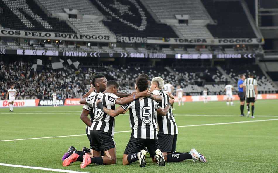 Torcedores do Botafogo perdem a paciência com atacante: 'Esse o Lyon não quer'