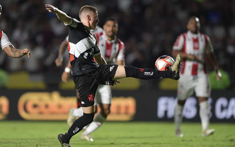 Maxime Dominguez mostra insatisfação após empate do Vasco: 'Trabalhar mais'