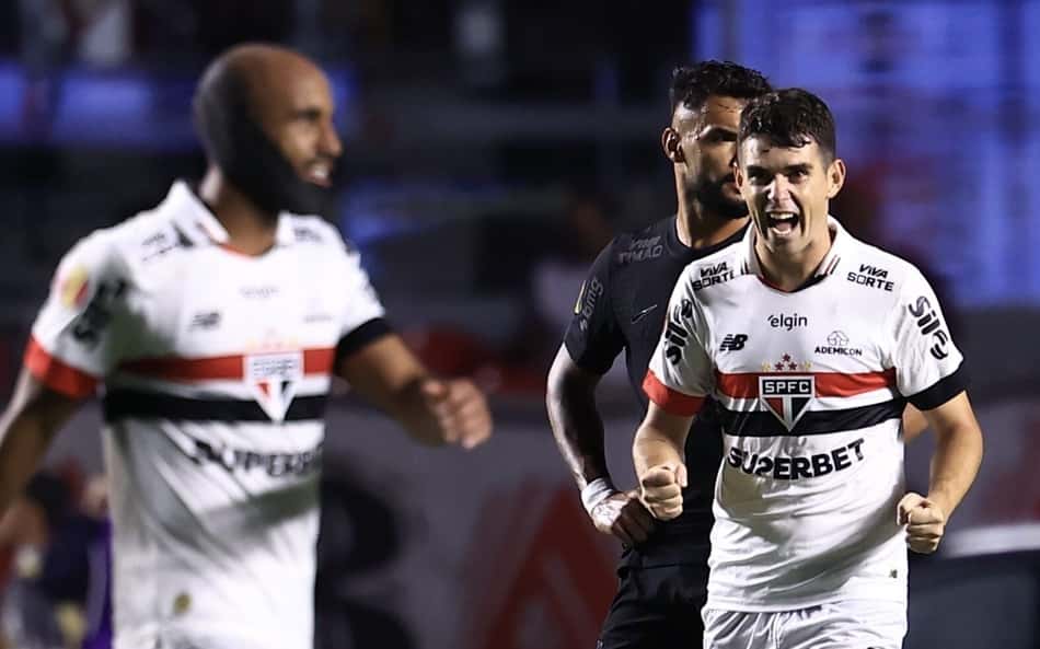 São Paulo vence Corinthians com 2 gols de Lucas, 1 de Oscar e gritos de 'Olé'