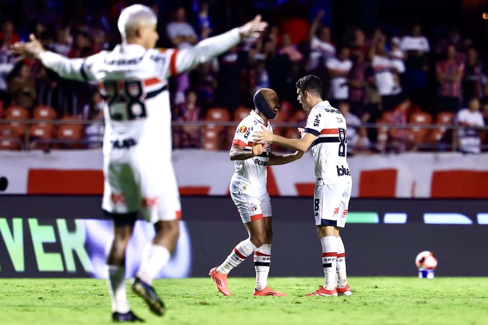 Lucas e Oscar comemoram juntos gol pelo São Paulo Portuguesa São Paulo