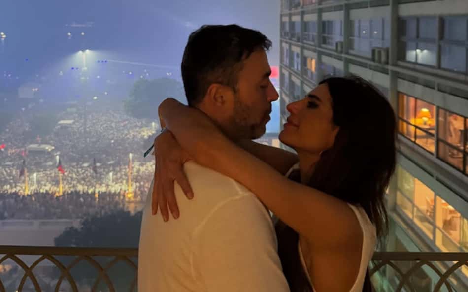 André Rizek pede Andréia Sadi em casamento durante réveillon