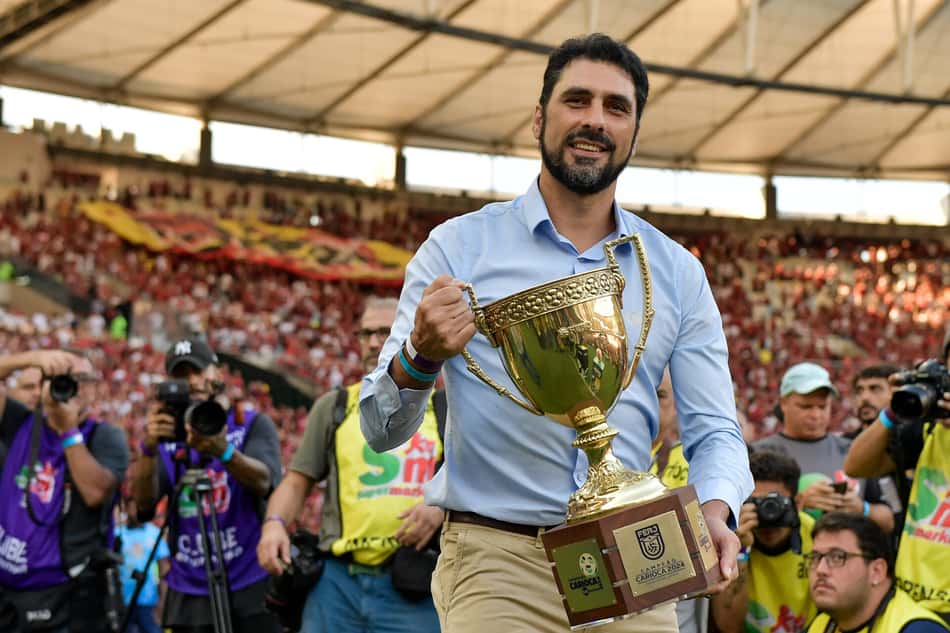 Athirson carrega taça do Campeonato Carioca de 2024 pelo Maracanã