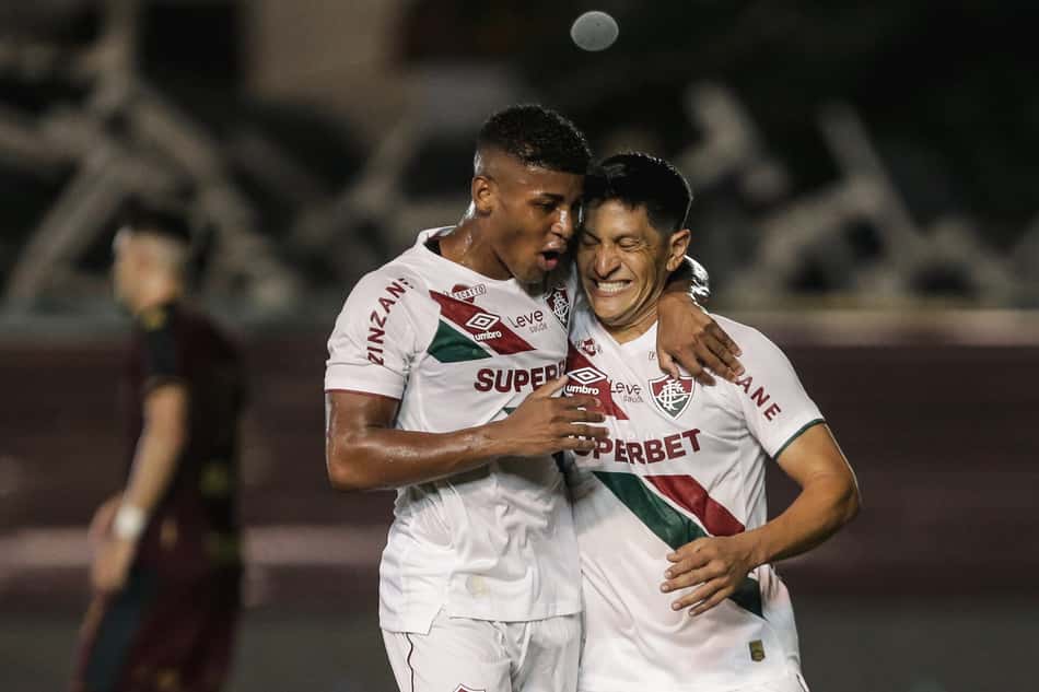 Cano e Hércules comemoram gol do Fluminense marcado sobre a Portuguesa, pelo Campeonato Carioca