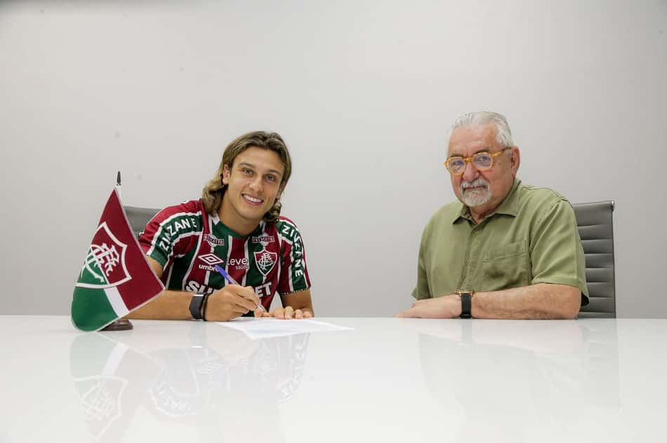Canobbio assina contrato com o Fluminense ao lado de Paulo Angioni