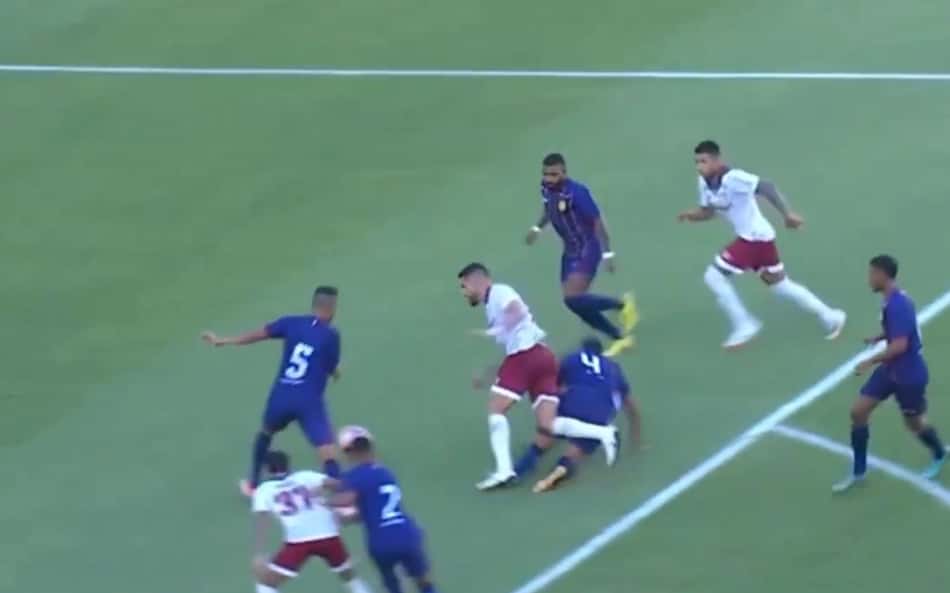 'Pênalti claríssimo' não marcado revolta torcedores do Fluminense; veja