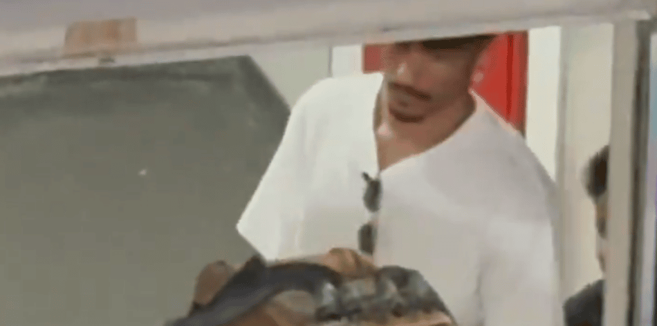 Momento em que Danilo, reforço do Flamengo, deixa o aeroporto (Foto: Reprodução)