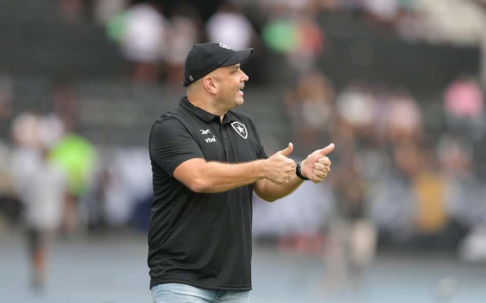 Carlos Leiria projeta estreia dos titulares do Botafogo