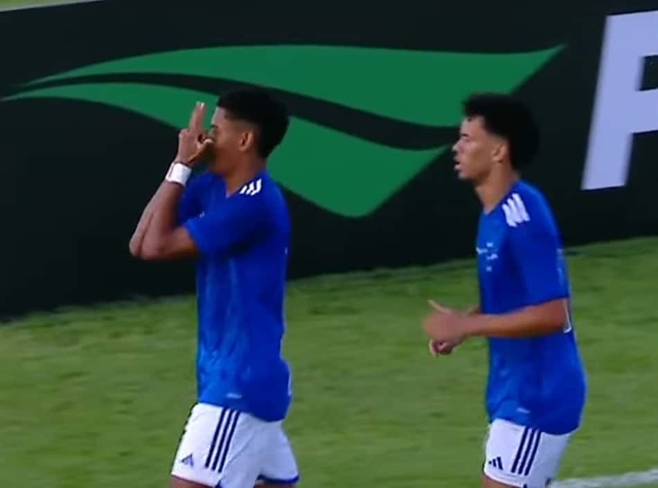 Kaique Kenji comemora o primeiro gol do Cruzeiro na Copinha contra o Real Brasília