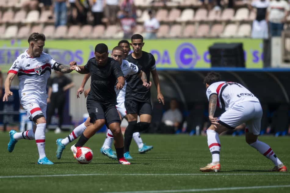 Defesa do São Paulo marca atleta do Corinthians na final da Copinha