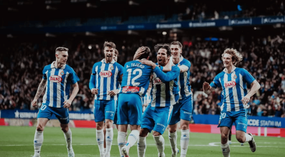 Espanyol comemorando gol