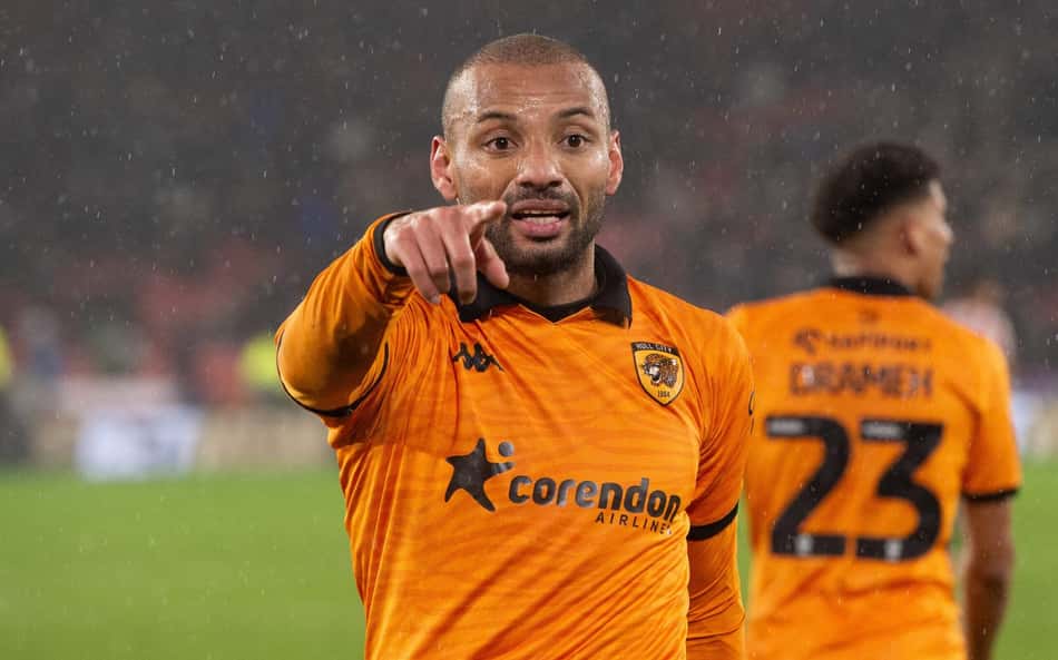 Com gols, João Pedro retoma confiança e bom futebol na Inglaterra
