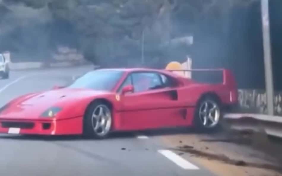 Carro de piloto da Fórmula 1 sofre acidente de transito em Mônaco