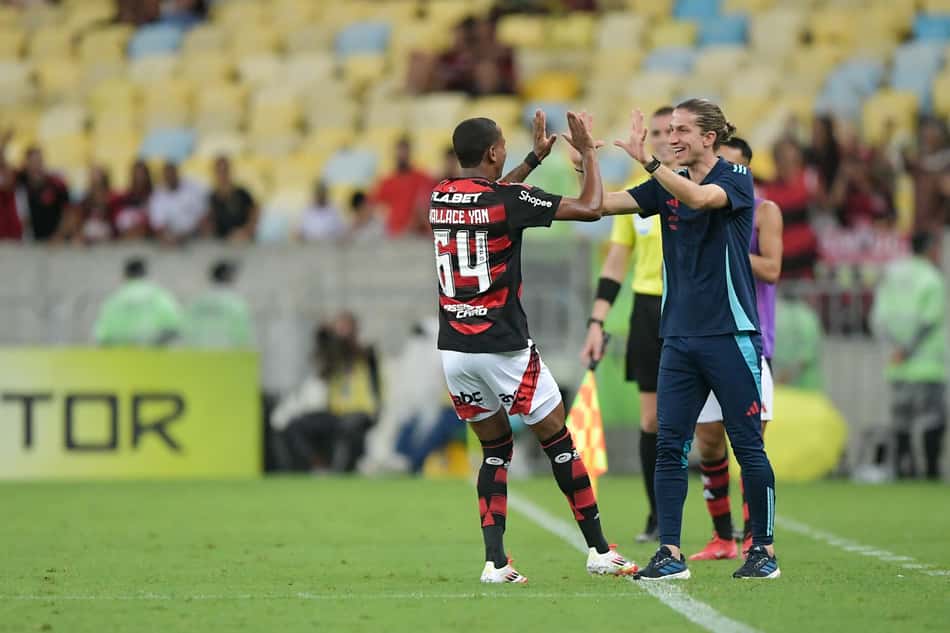 Filipe Luís comemora gol marcado por Wallace Yan pelo Flamengo contra o Sampaio Corrêa