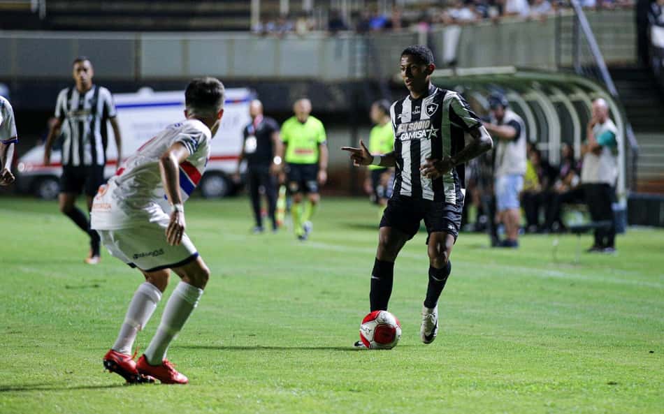 Torcedores do Botafogo se revoltam com gol não marcado na Copinha: 'Na cara dura'
