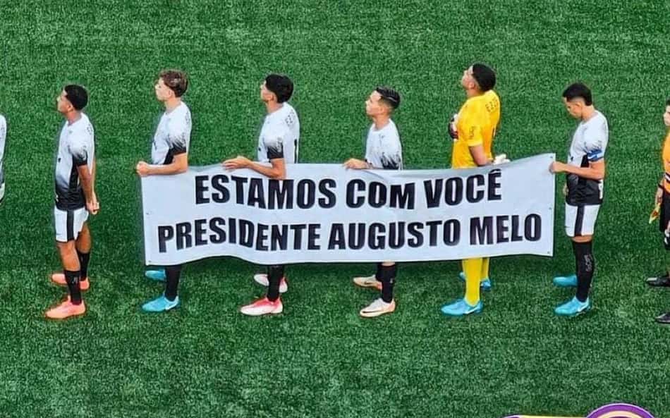 Jogadores exibem faixa em defesa de Augusto Melo antes de jogo do Corinthians na Copinha