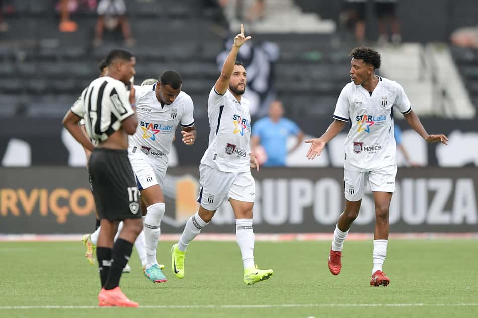Hugo Borges celebra gol de falta marcado pelo Maricá contra o Botafogo