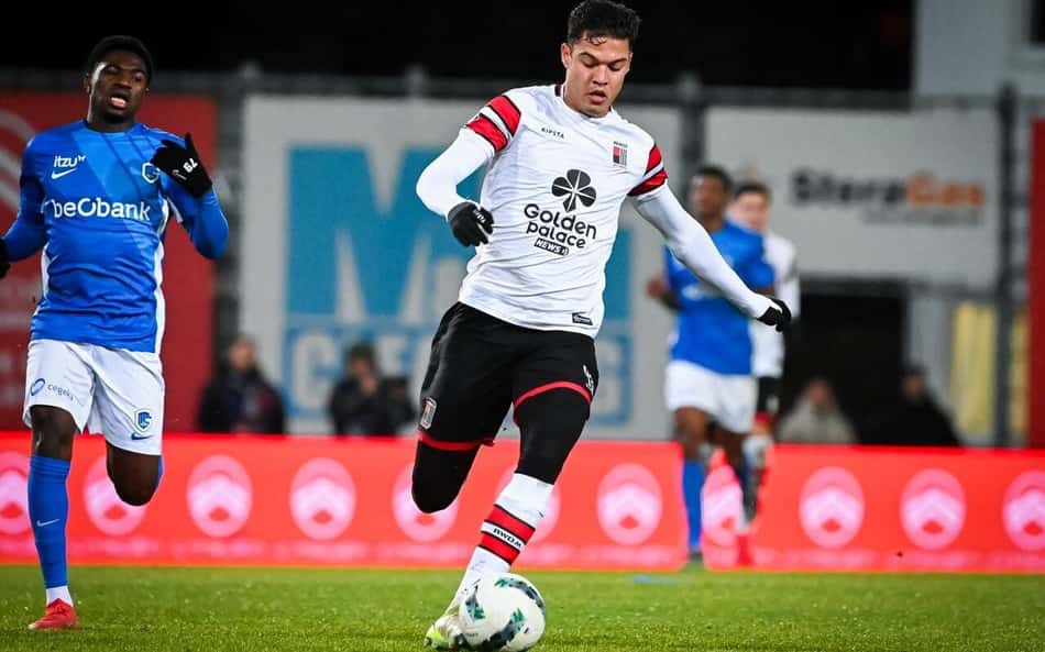 Ex-Botafogo, Sousa se consolida na Bélgica e lidera estatísticas no Molenbeek