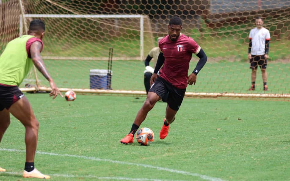 Recém-chegado ao Botafogo-SP, Jean Mangabeira projeta "muita entrega e disposição"