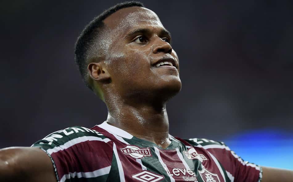 Arias se recupera de desconforto e pode fazer estreia pelo Fluminense em 2025