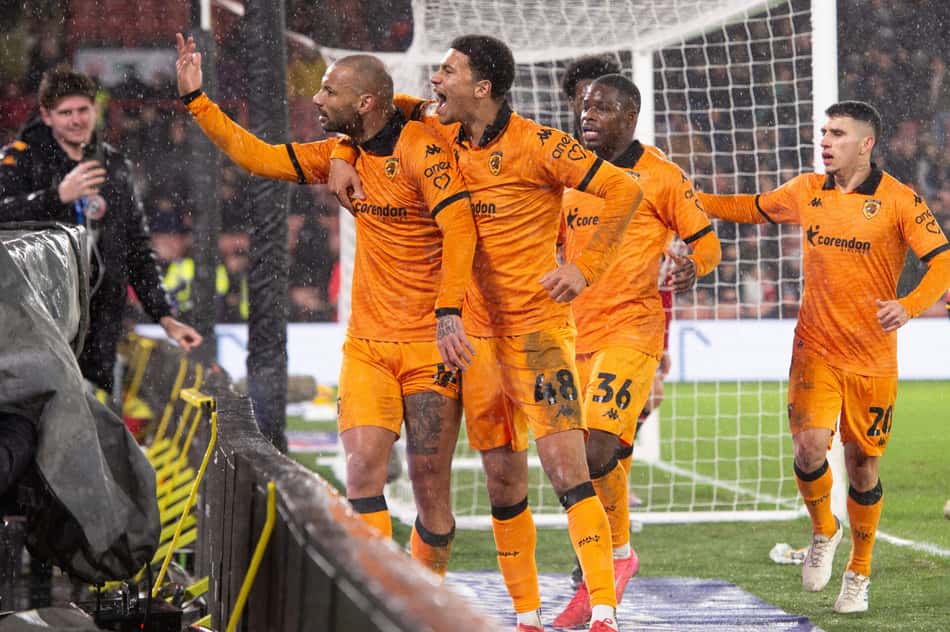 João Pedro comemora gol marcado com a camisa do Hull City