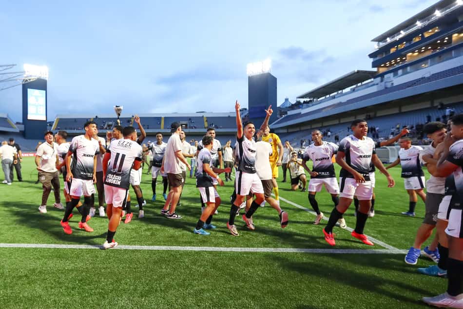 Jogadores do Corinthians comemoram classificação à final da Copinha