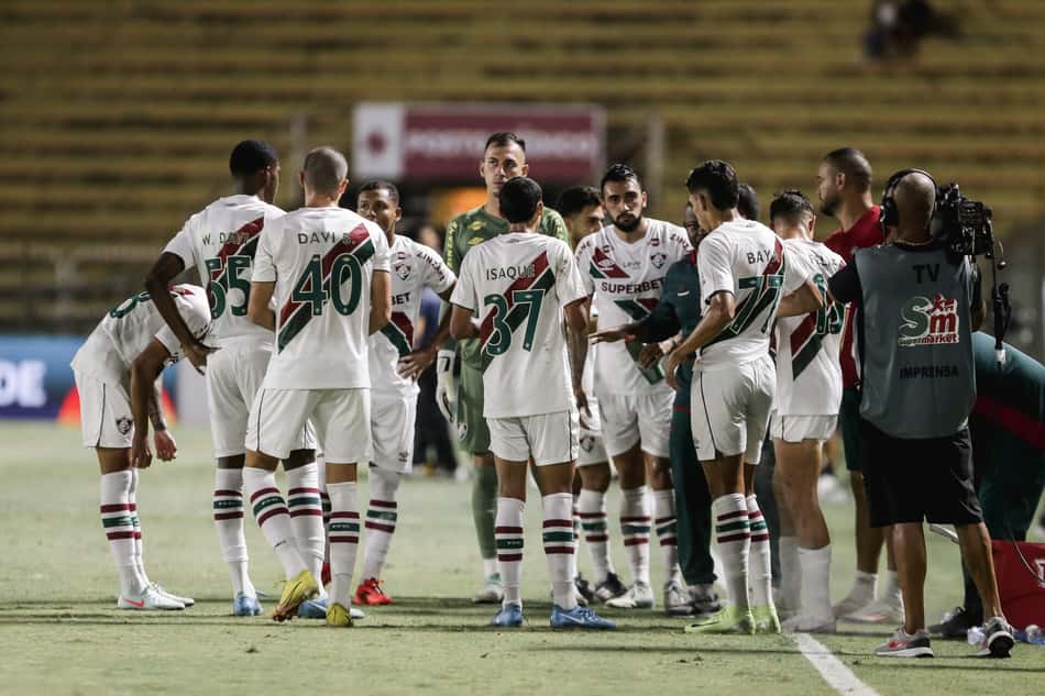 Jogadores do Fluminense escutam Marcão durante parada técnica contra Volta Redonda