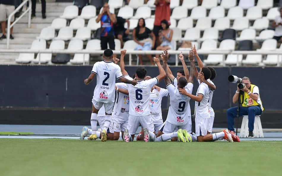 Jogadores-do-Marica-comemoram-gol-marcado-por-Denilson-contra-o-Botafogo-na-estreia-do-Campeonato-Carioca-scaled-aspect-ratio-512-320