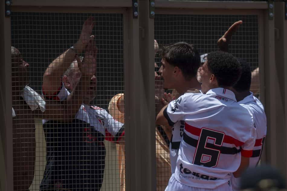 Jogadores do São Paulo comemoram gol marcado sobre o Corinthians na final da Copinha